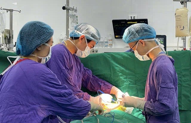 cac-bac-si-thuc-hien-mot-ca-ghep-tang-tai-benh-vien-huu-nghi-viet-duc..jpg