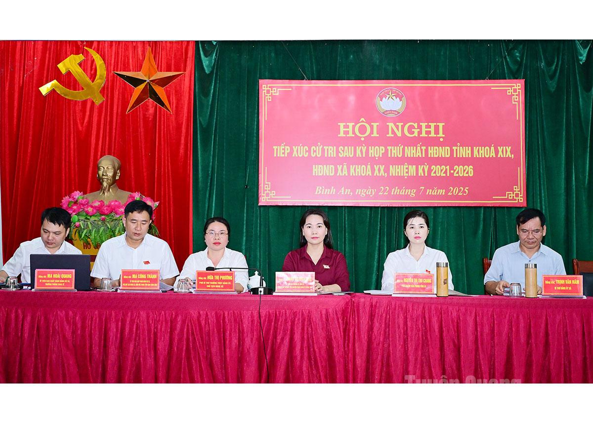 Phó Bí thư chuyên trách Đảng ủy UBND tỉnh Nông Thị Bích Huệ tiếp xúc cử tri xã Bình An
