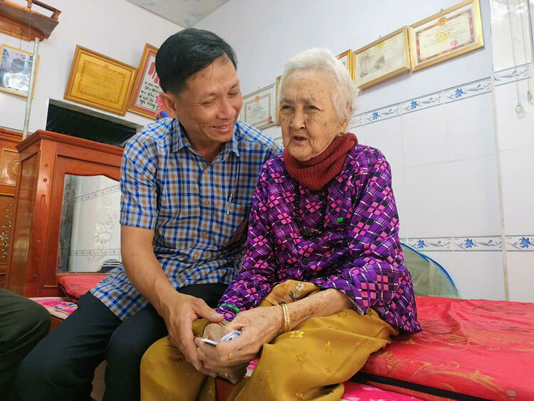 Thăm, tặng quà Mẹ Việt Nam Anh hùng và gia đình chính sách tiêu biểu ở Vĩnh Thạnh Trung