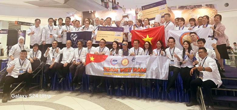   The Vietnamese chef team takes a souvenir photo at the Battle of The Pastry & Bakery - International Pastry and Bread Competition. (Photo: Vu Thuy Quynh Mai)