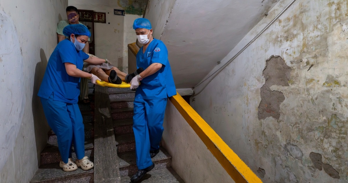 Hà Nội: Những chiến binh "chạy đua" với bão, xuyên đêm mưa gió cứu người
