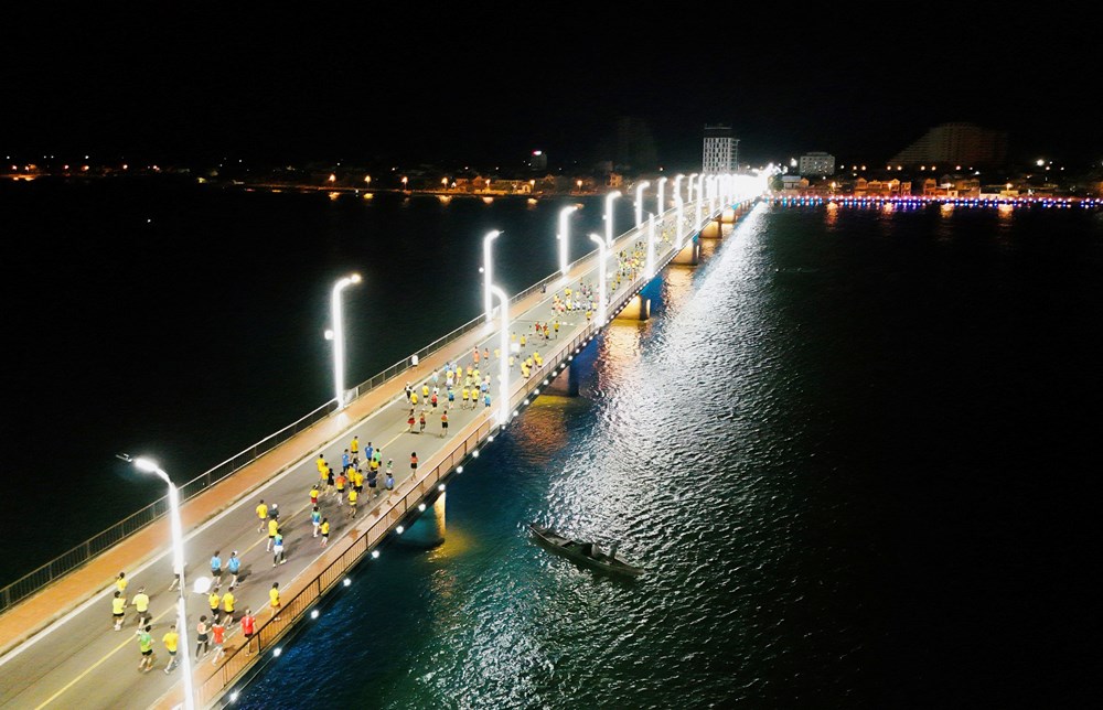 4.000 VĐV tham gia giải chạy “Quang Tri International Marathon” và giải bơi - chạy “Aqua Warriors Quang Tri 2025” - ảnh 2