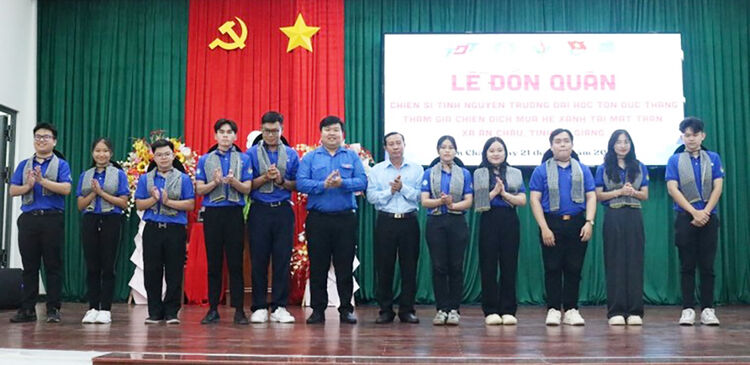 និស្សិតស្ម័គ្រចិត្តចំនួន ៤០ នាក់មកពីសាកលវិទ្យាល័យ Ton Duc Thang ចូលរួមយុទ្ធនាការរដូវក្តៅបៃតងនៅឃុំ An Chau