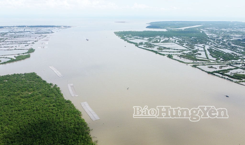 Cảng hàng lòng Ba Lạt được đầu tư tại cửa sông Hồng đổ ra biển Đông với quy mô diện tích trên 68.500 m².