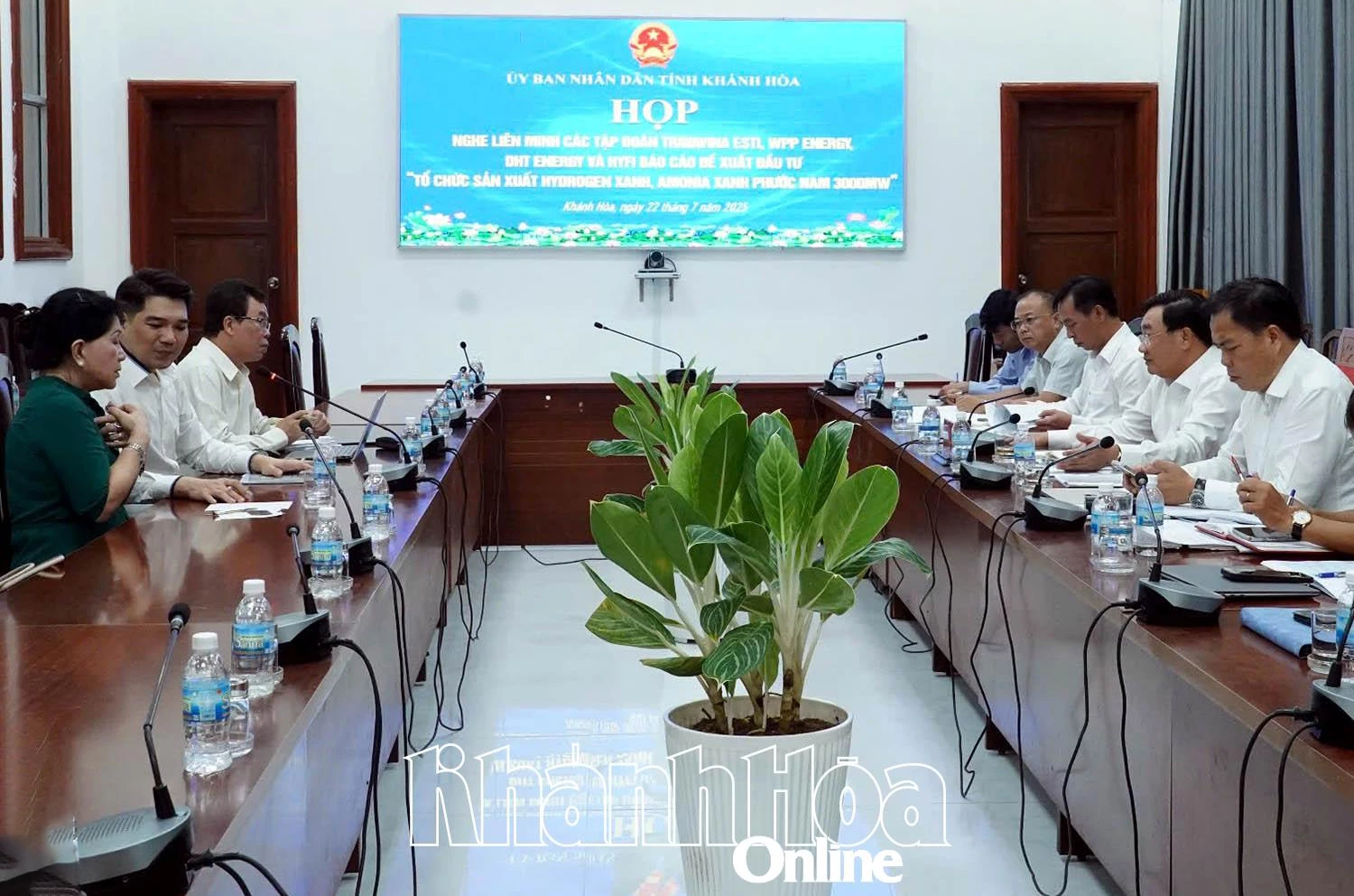 Quang cảnh buổi làm việc.