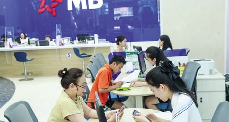 Các ngân hàng rầm rộ báo lãi; Cởi trói cho vàng có khiến cầu đầu tư tăng vọt?