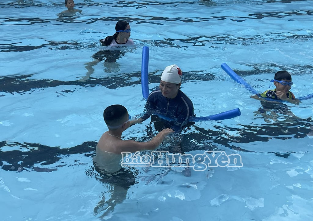 Các em thiếu niên, nhi đồng tham gia học bơi.