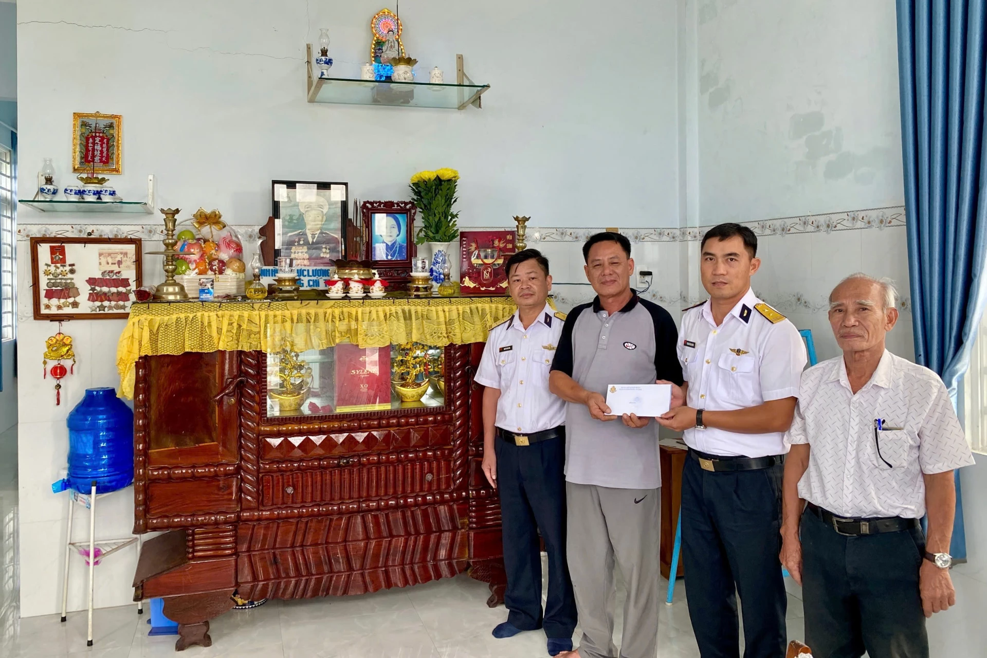 Đoàn công tác tặng quà cho thân nhân Anh hùng Lực lượng vũ trang nhân dân Đặng Chí Thanh.
