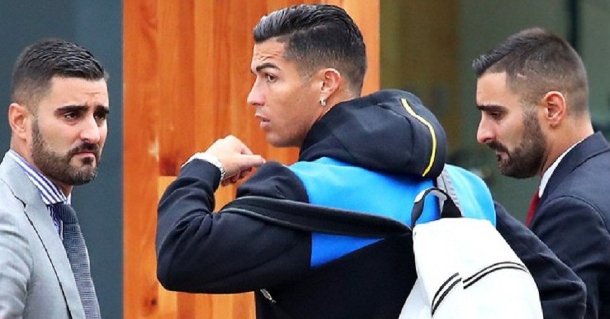 Mang theo 16 vệ sĩ ra sân tập, Ronaldo bị chỉ trích 'làm màu'