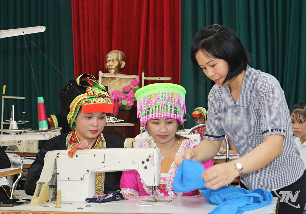 

Được học nghề, đồng bào các dân tộc có thêm nghề mới. (ảnh chụp tại xã Nghinh Tường).
