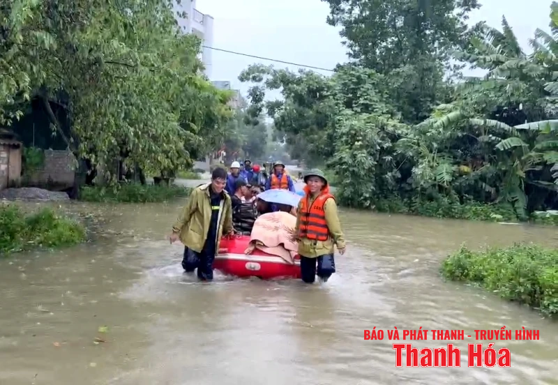 Cảnh sát PCCC&CNCH nỗ lực, khẩn trương di dời người già và trẻ nhỏ khỏi vùng nguy hiểm