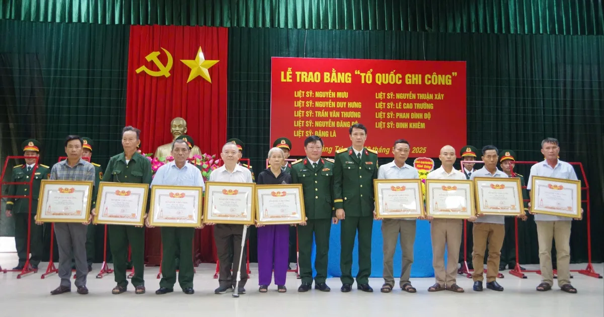 Trao Bằng Tổ quốc ghi công cho 9 liệt sĩ ở Quảng Trị