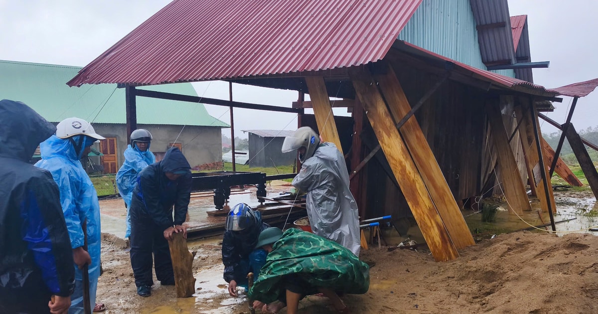 Unexpected storm, many houses in Hung Son commune had their roofs blown off and were damaged