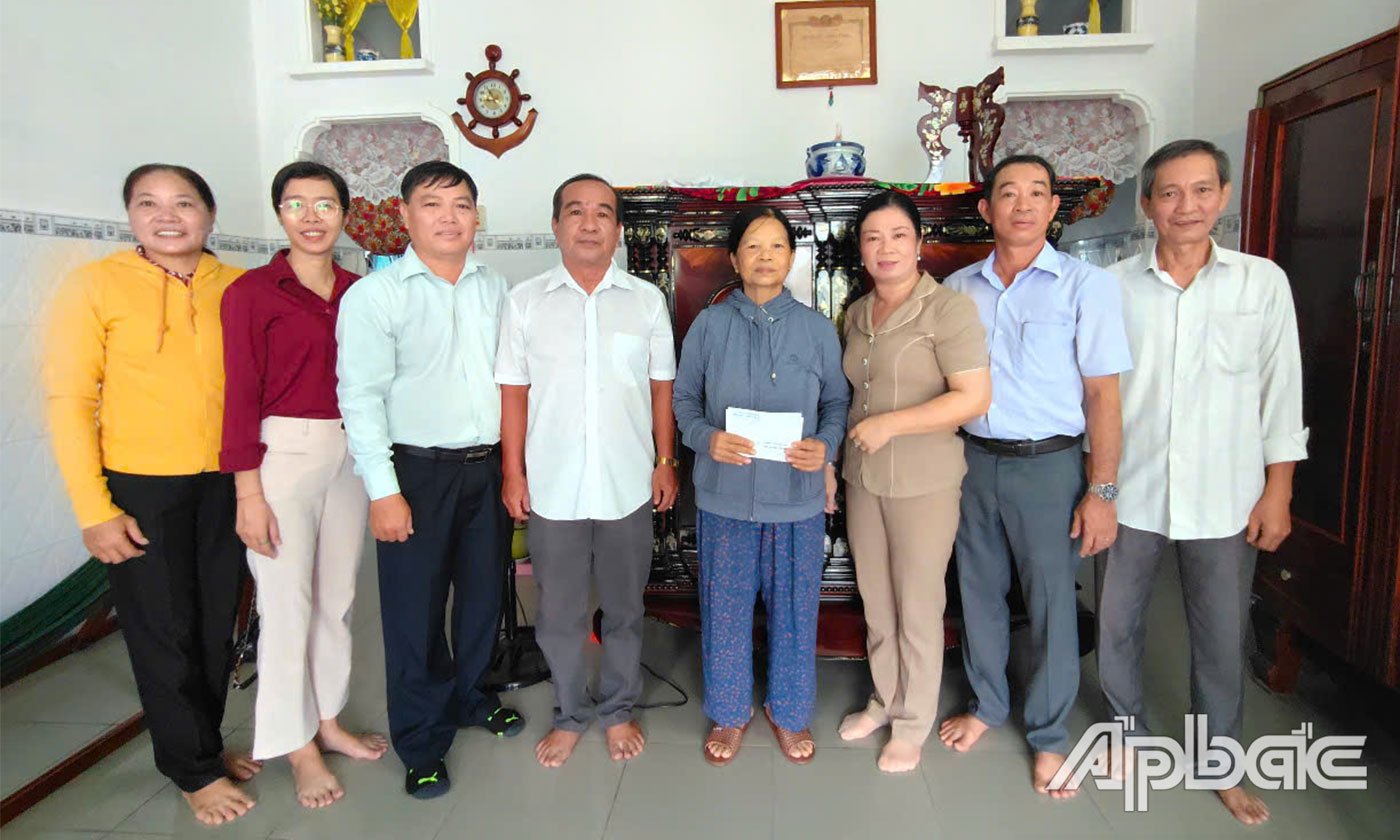 Đồng chí Lê Thị Đẩu thăm, tặng quà gia đình chính sách trên địa bàn phường.