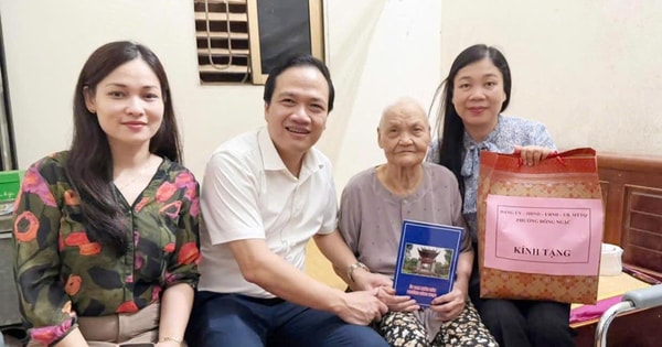 Remerciements aux familles des personnes ayant contribué à la révolution dans le quartier de Dong Ngac