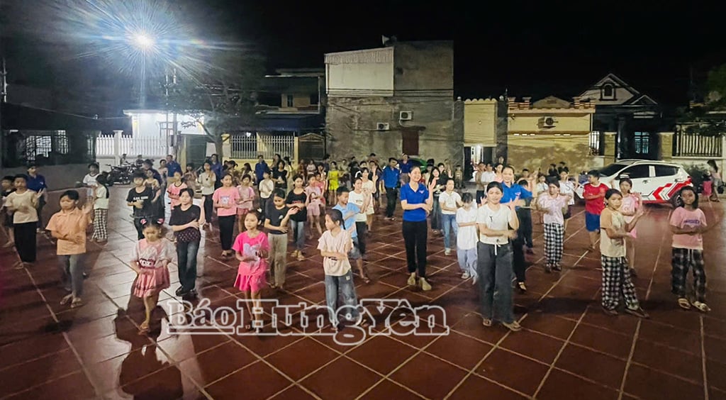 Các em thiếu niên, nhi đồng xã Tiên La tích cực tham gia luyện tập văn nghệ.
