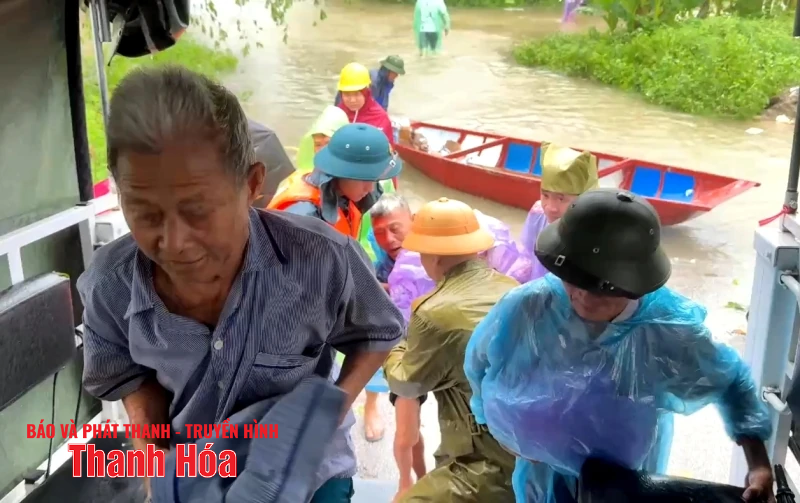 Cảnh sát PCCC&CNCH nỗ lực, khẩn trương di dời người già và trẻ nhỏ khỏi vùng nguy hiểm