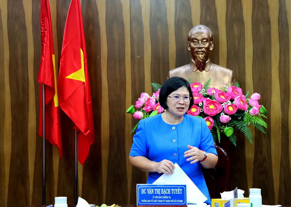 3 chi tuyet.jpg