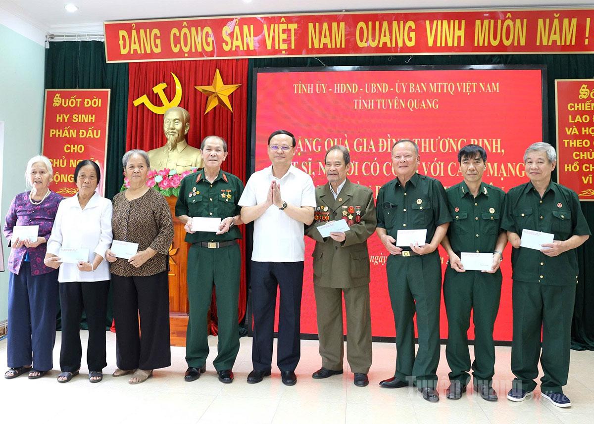 Đồng chí Nguyễn Mạnh Tuấn, Phó Chủ tịch UBND tỉnh tặng quà cho các gia đình thương binh, liệt sĩ, người có công với cách mạng.