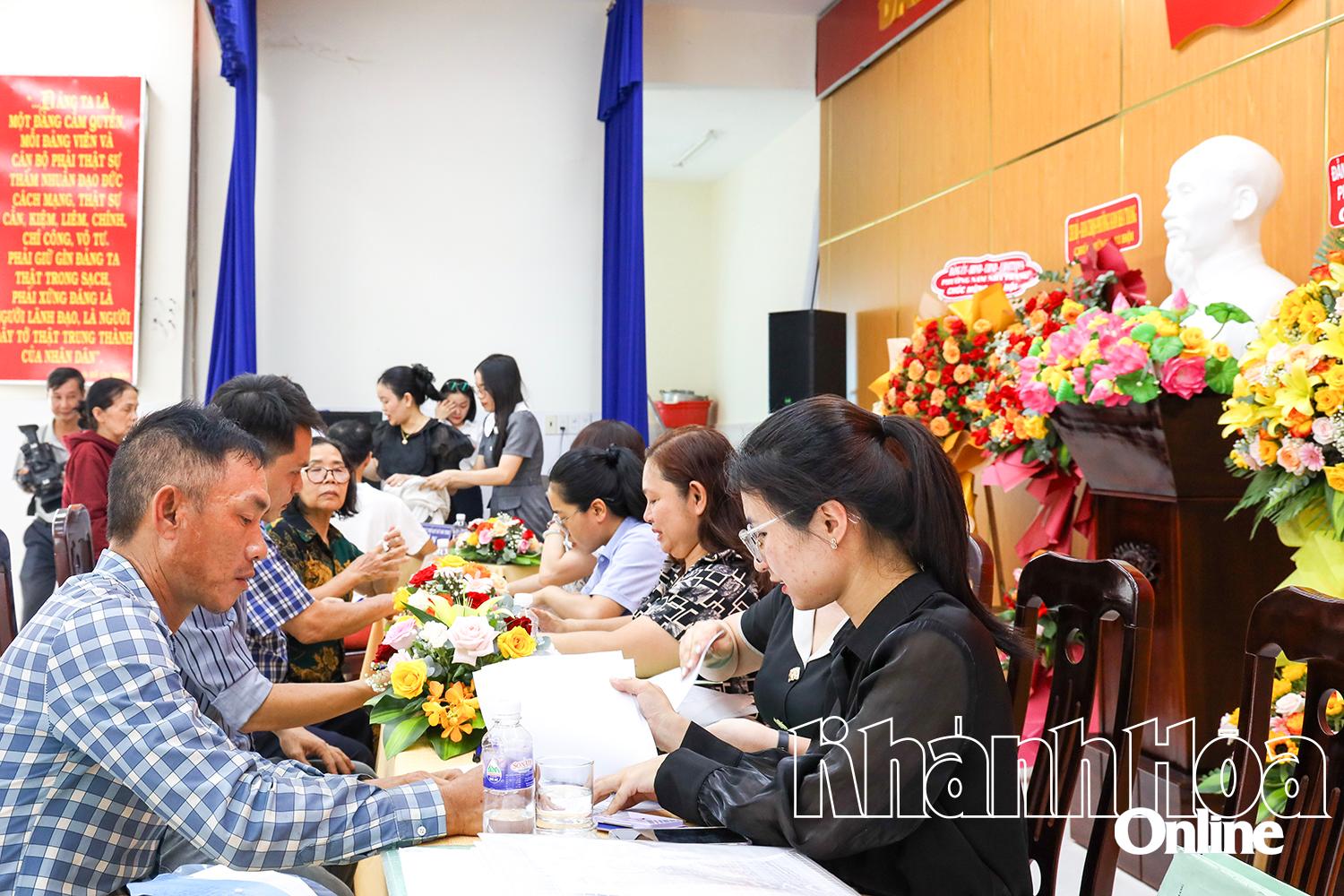 Người dân bị ảnh hưởng bởi dự án làm thủ tục nhận tiền bồi thường, hỗ trợ. 