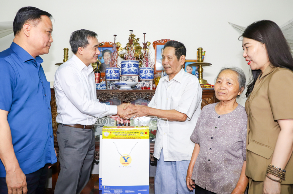 Thứ trưởng Bộ Y tế Trần Văn Thuấn tặng quà thương binh Bùi Đắc Chao.