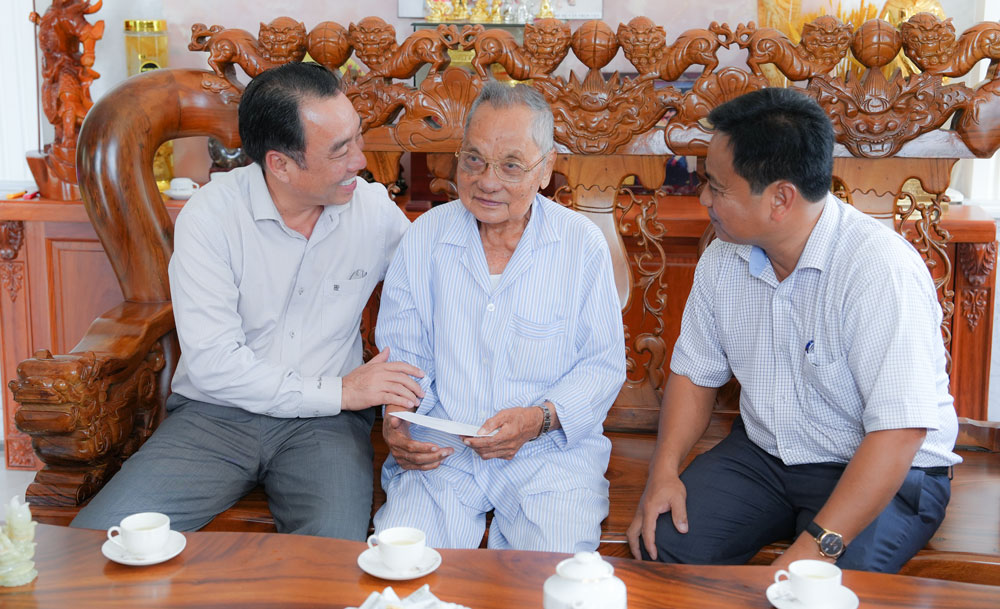 អនុលេខាគណៈកម្មាធិការបក្សខេត្ត ប្រធានគណៈកម្មាធិការប្រជាជនខេត្ត Vinh Long - Lu Quang Ngoi បានទៅសួរសុខទុក្ខសមមិត្ត Nguyen Ky Uc។