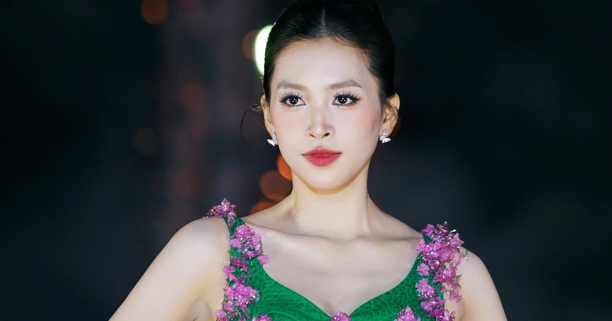 Tiểu Vy khoe nhan sắc nổi bật, thần thái cuốn hút khi trình diễn ở quê nhả