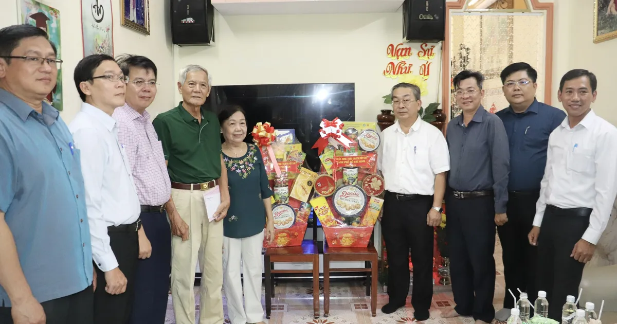 Lãnh đạo Ban Tổ chức Thành ủy TPHCM thăm, tặng quà các gia đình chính sách