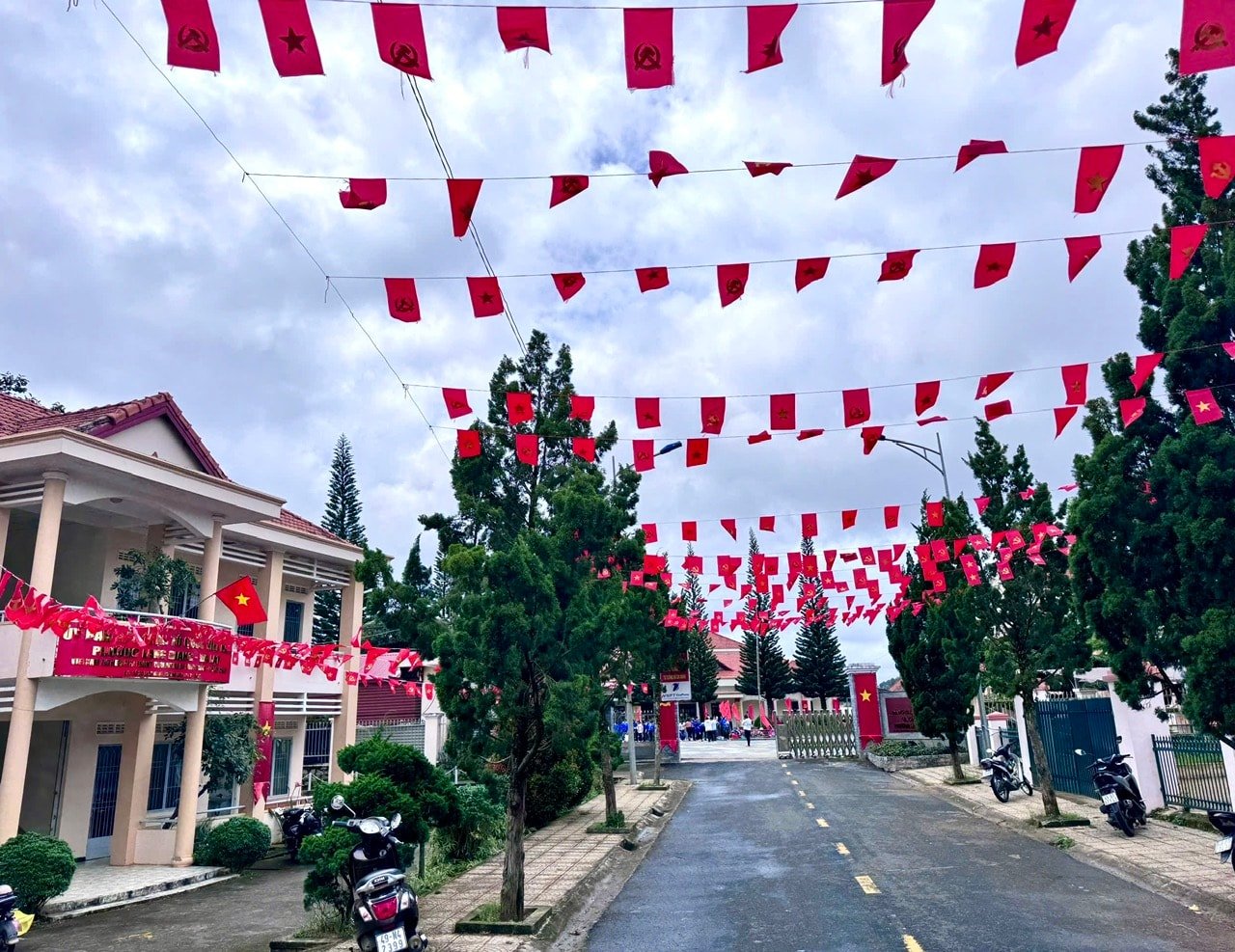 Sắc cờ đỏ phấp phới tung bay, tạo cảm giác phấn khởi chuẩn bị bước vào ngày hội lớn
