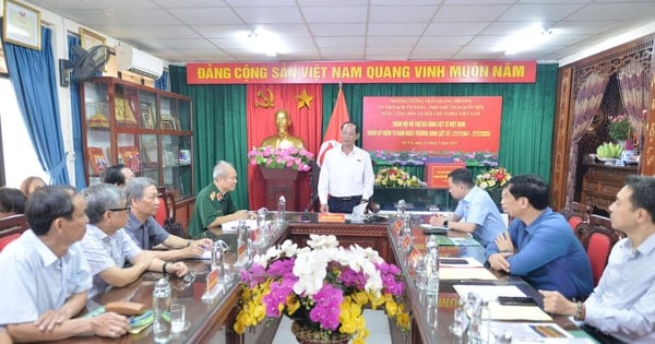 Le vice-président de l'Assemblée nationale, le lieutenant-général Tran Quang Phuong, visite l'Association vietnamienne de soutien aux familles des martyrs