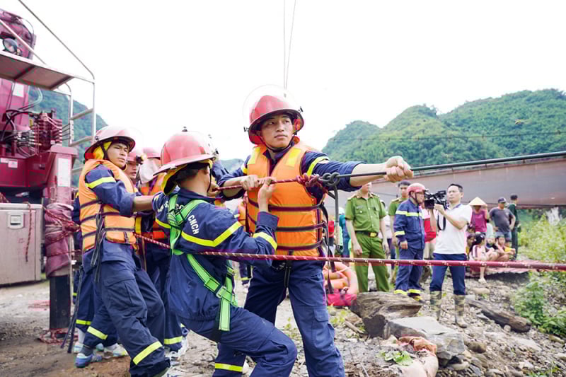 Cầu treo Pa Thơm đứt cáp, xe chở cán bộ xã rơi xuống sống khi đi chống bão -0