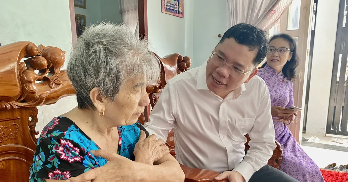Lãnh đạo Ban Tuyên giáo và Dân vận Thành ủy TPHCM thăm người có công, gia đình chính sách