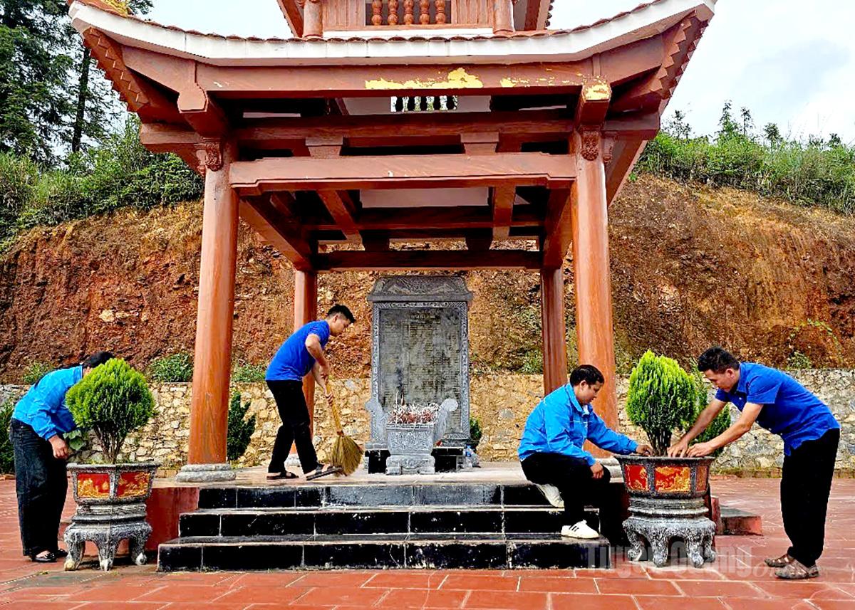 Đoàn xã Xín Mần tổ chức dọn dẹp vệ sinh, chỉnh trang khuôn viên bia tưởng niệm các Anh hùng Liệt sĩ.