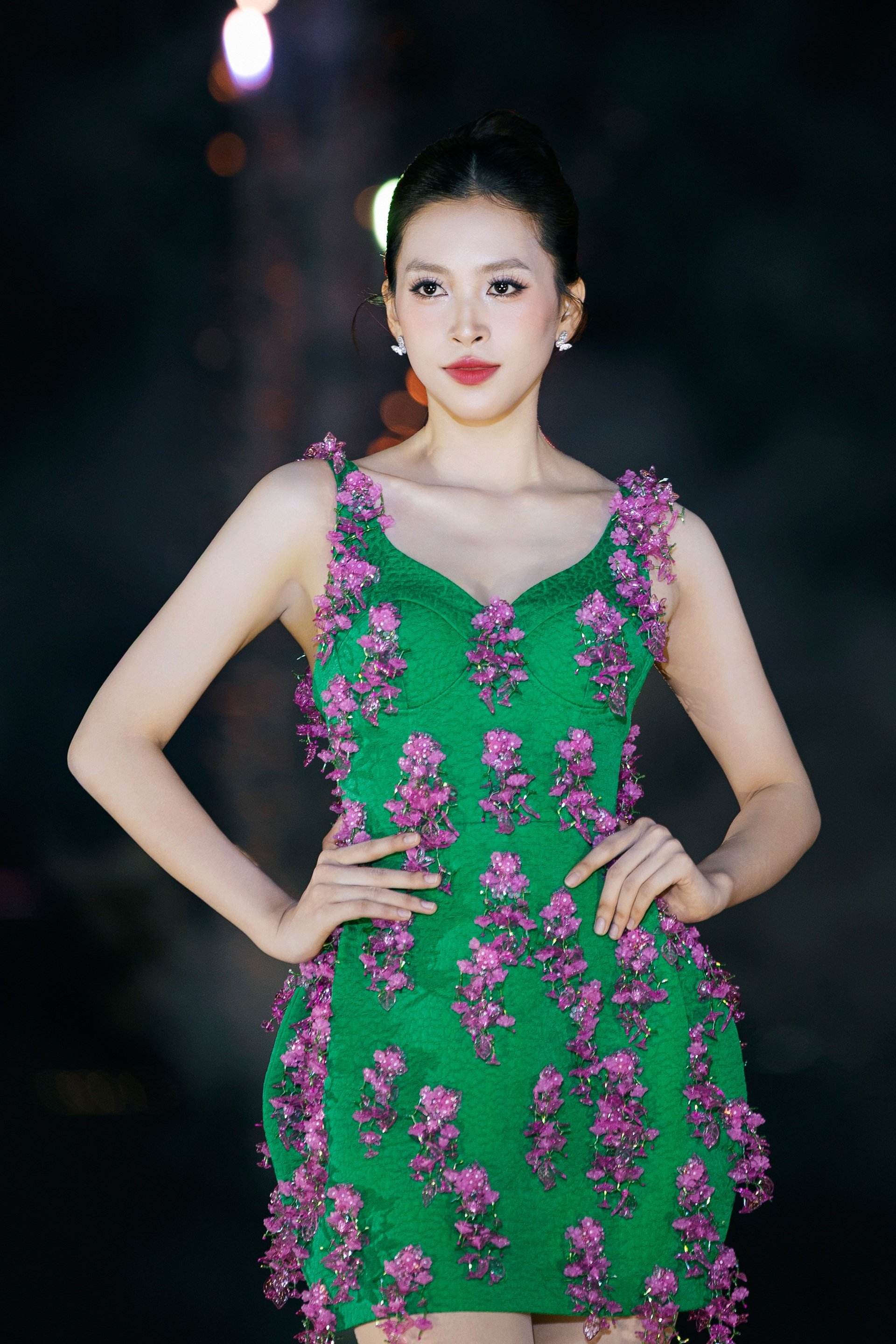 Tiểu Vy khoe nhan sắc nổi bật, thần thái cuốn hút khi trình diễn ở quê nhả - 2