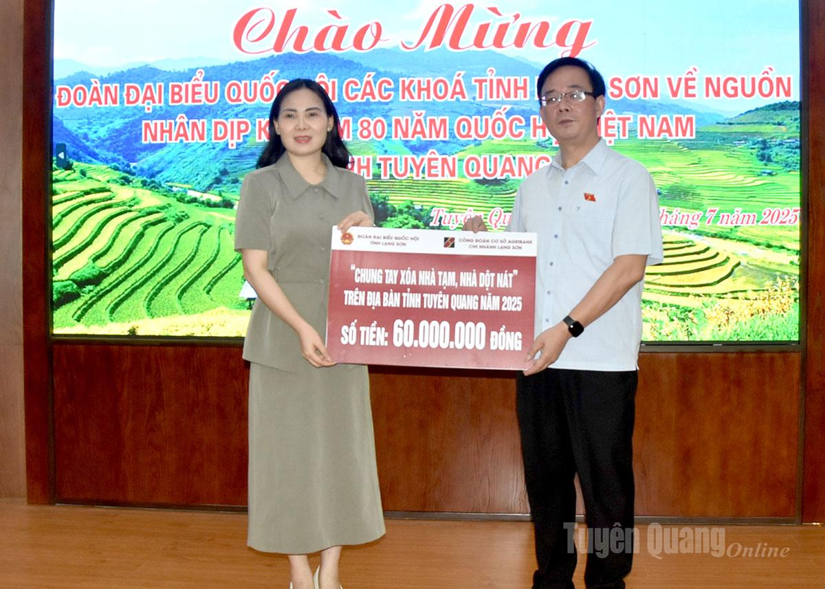 Đoàn đại biểu Quốc hội các khóa tỉnh Lạng Sơn đã tặng 60 triệu đồng cho Quỹ xóa nhà tạm, nhà dột nát của tỉnh Tuyên Quang.