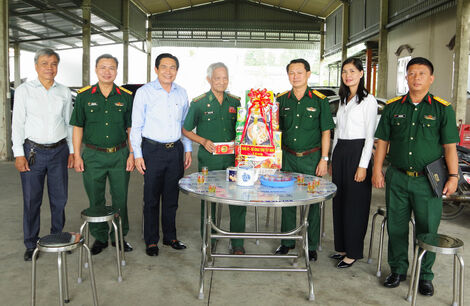 Tay Ninh Provincial Military Command visits and presents gifts to policy families