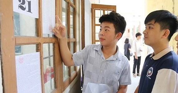 Phụ huynh Hà Nội tiếc nuối vì con đỗ nguyện vọng 3 nhưng không thể đăng ký trường tuyển 'tràn tuyến'