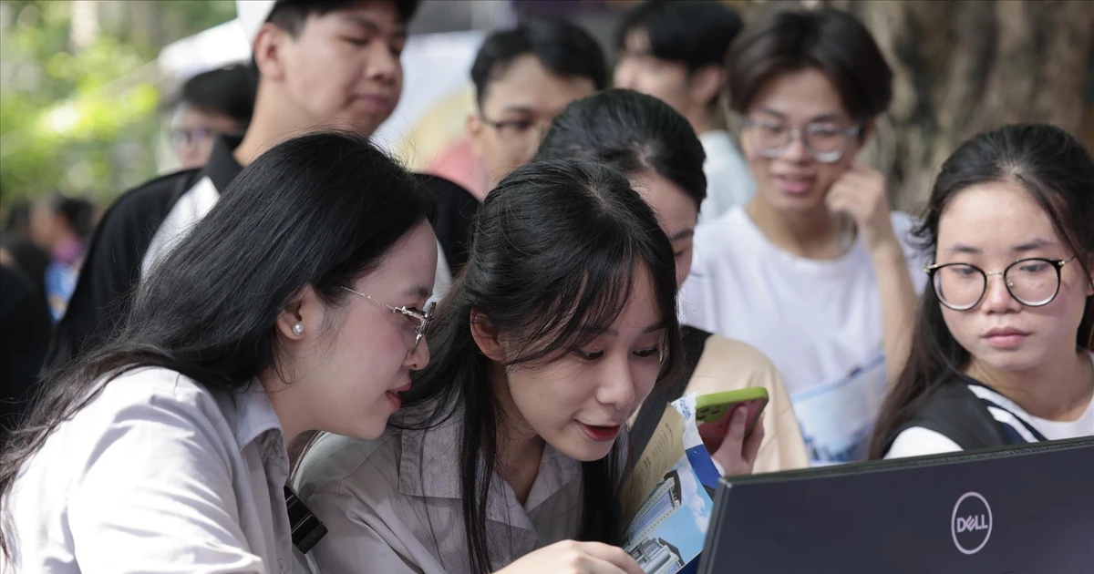 Thí sinh lúng túng đăng kí nguyện vọng xét tuyển đại học