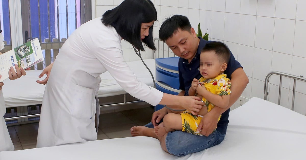 Bé trai 2 tuổi ngã xuống hồ cá koi được cứu sống thần kỳ