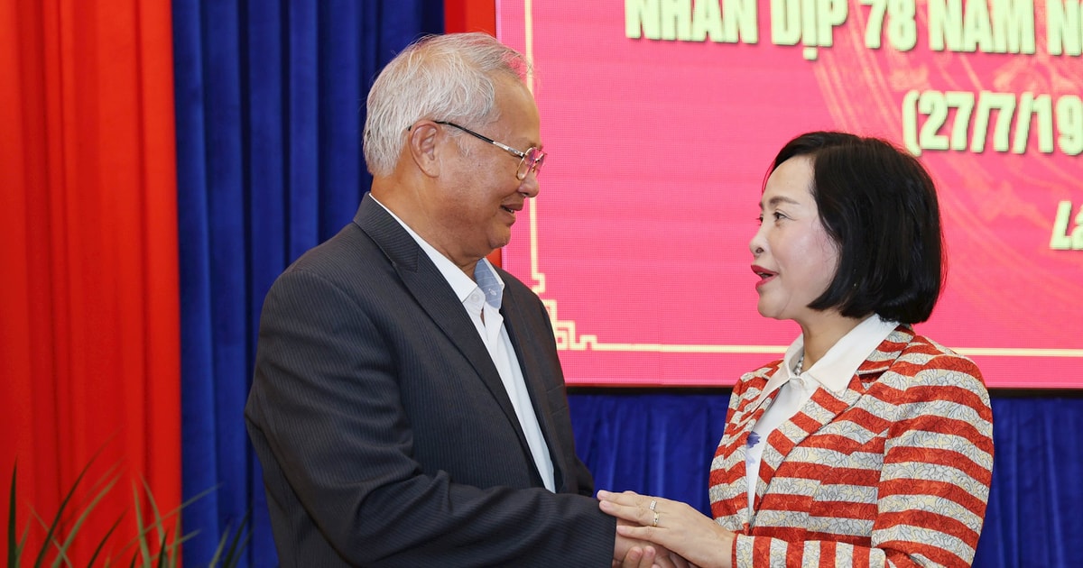 Phó Chủ tịch Quốc hội Nguyễn Thị Thanh gặp mặt, tặng quà gia đình chính sách, người có công tỉnh Lâm Đồng