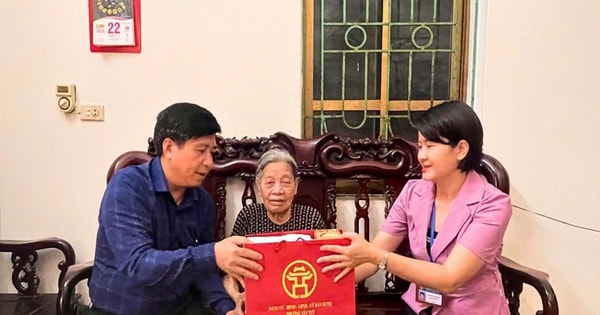 Tay Tu Ward ផ្តល់អំណោយដល់ប្រជាជនដែលមានវិភាគទានបដិវត្តន៍
