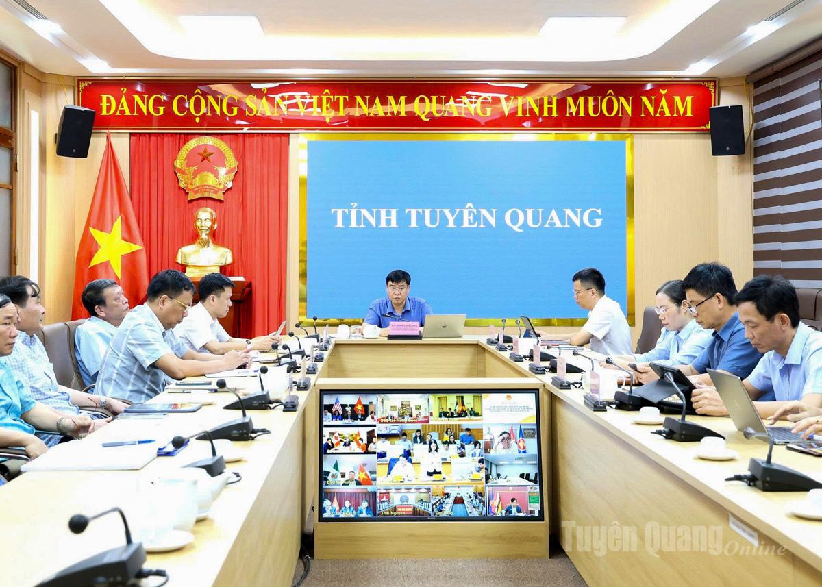 សន្និសីទនាយករដ្ឋមន្ត្រីជាមួយស្ថាប័នតំណាងវៀតណាមនៅបរទេស ស្ដីពីការជំរុញការទូតសេដ្ឋកិច្ច