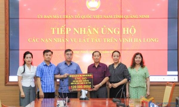 El Comité Provincial del Frente de la Patria recibió 220 millones de dongs para apoyar a las víctimas del naufragio del barco en la bahía de Ha Long.