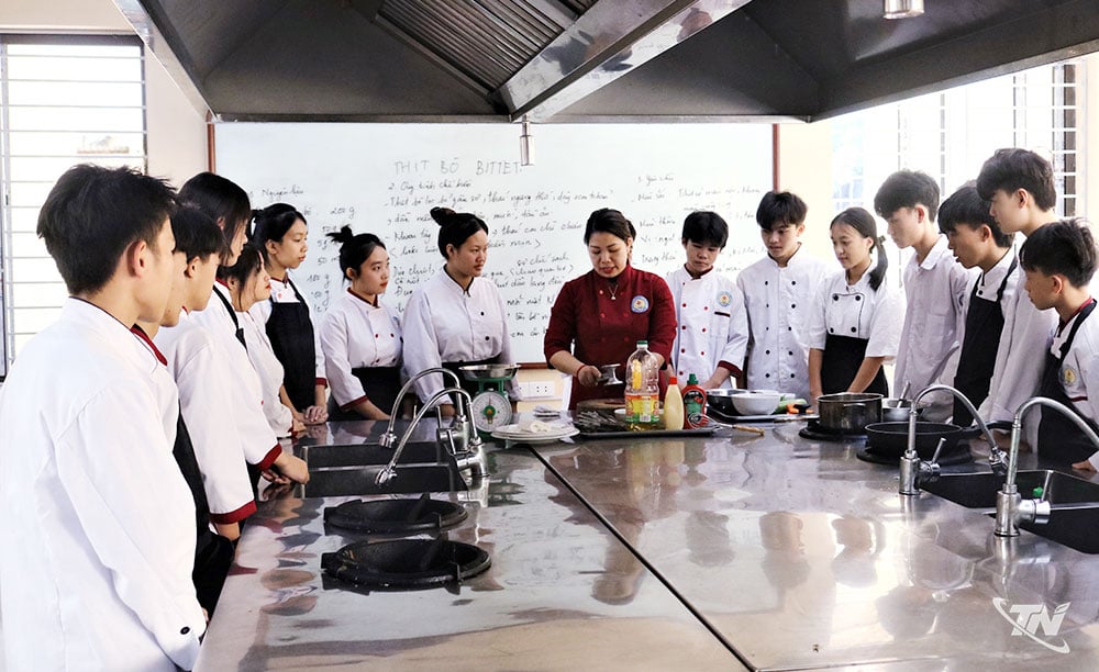 Giờ học thực hành của sinh viên Trường Cao đẳng Thương mại - Du lịch.
