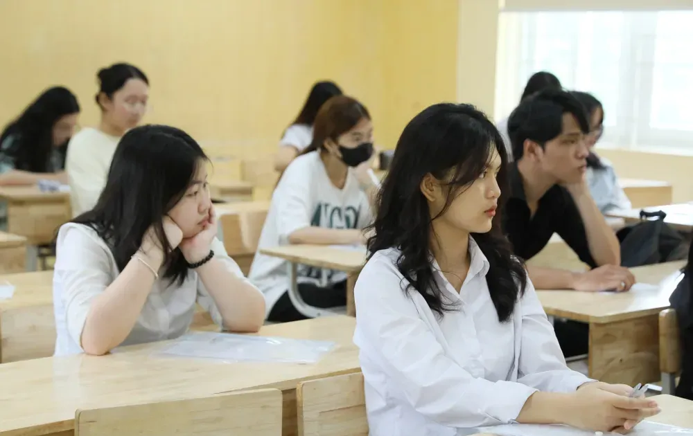 Phổ điểm bất thường và hệ lụy cho xét tuyển đại học