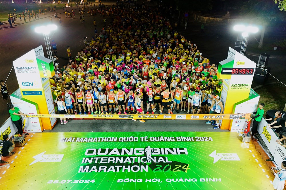 4.000 VĐV tham gia giải chạy “Quang Tri International Marathon” và giải bơi - chạy “Aqua Warriors Quang Tri 2025” - ảnh 1