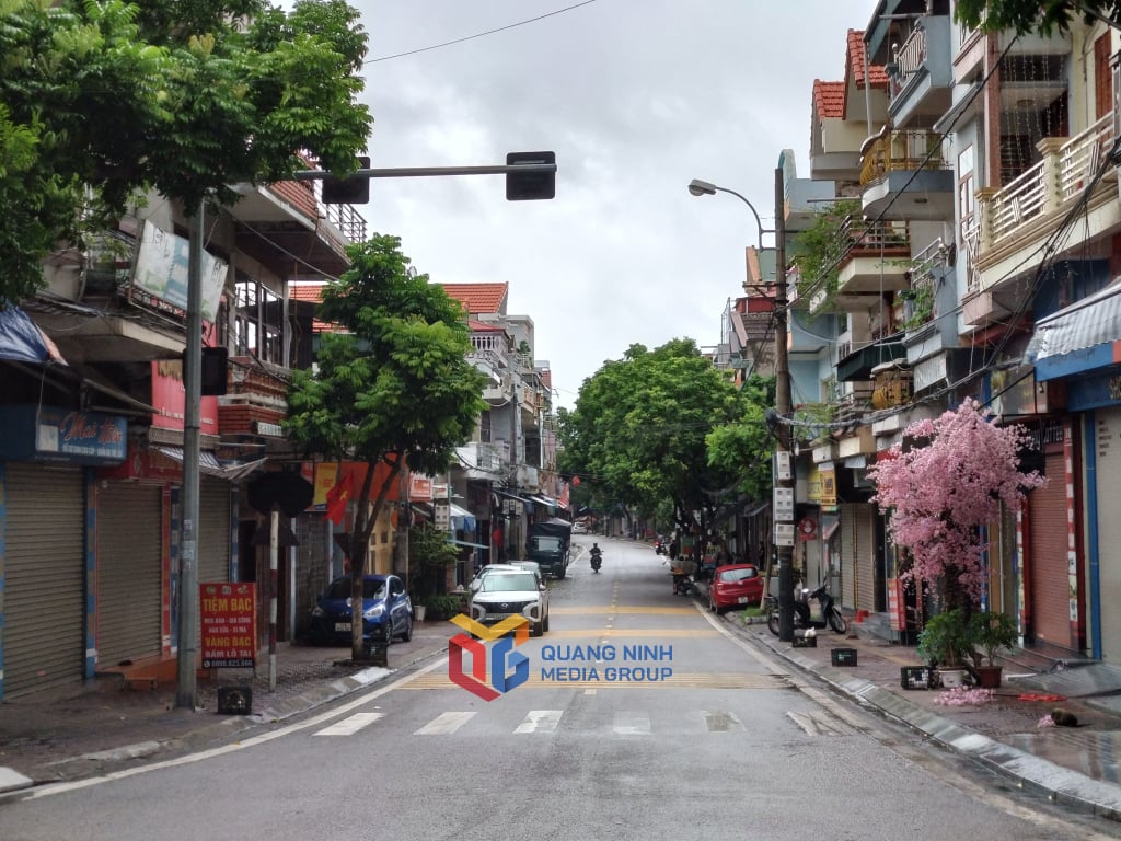 Tại phường Đông Triều, trời không còn mưa, đường sá khô ráo, người và phương tiện di chuyển thuận lợi.