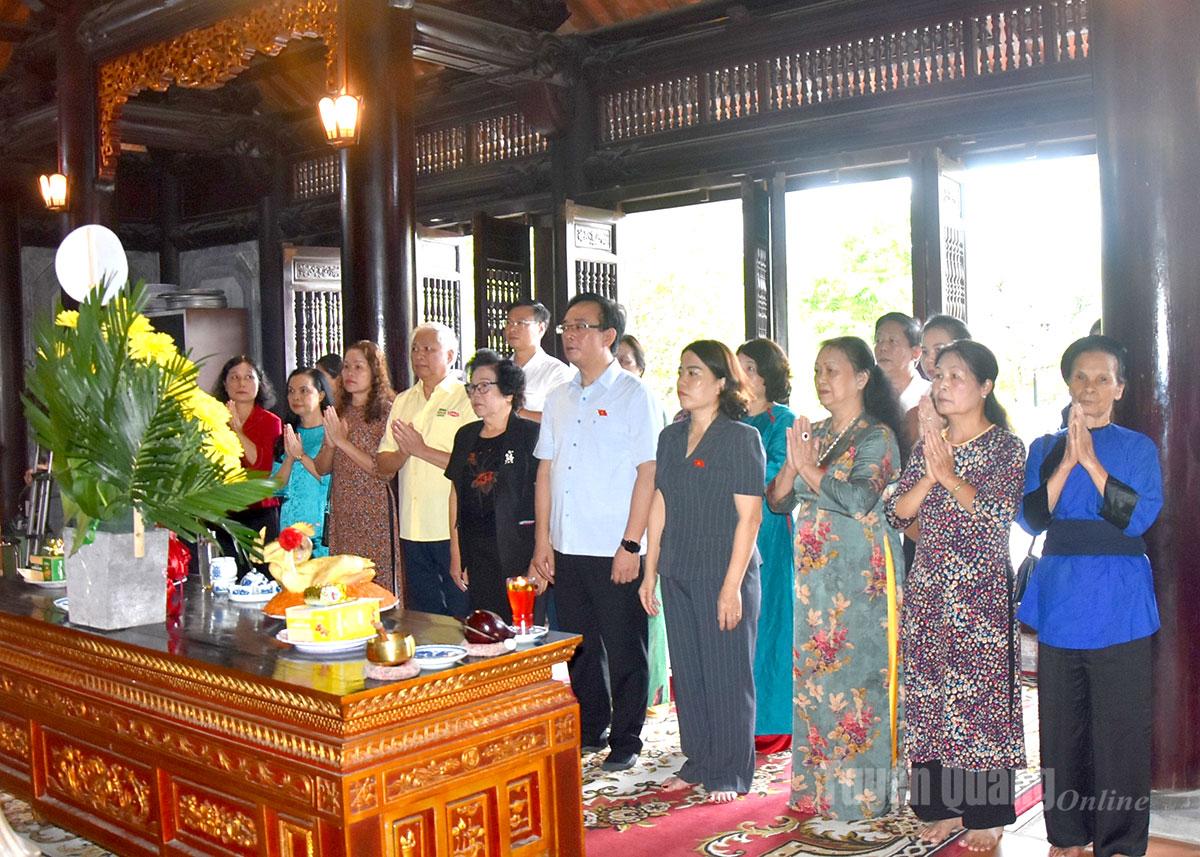 Đoàn đại biểu Quốc hội các khóa tỉnh Lạng Sơn dâng hương tại Đền thờ Chủ tịch Hồ Chí Minh.