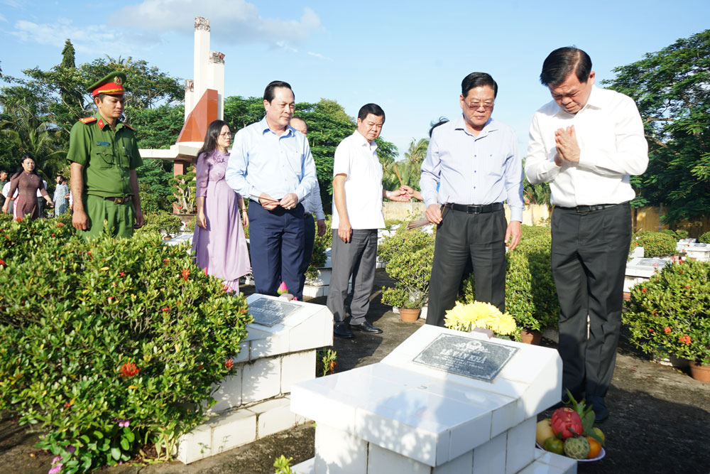 Phó Chủ nhiệm Ủy ban Kiểm tra Trung ương Nguyễn Hồng Lĩnh dâng hương, viếng mộ liệt sĩ Lê Văn Khá.