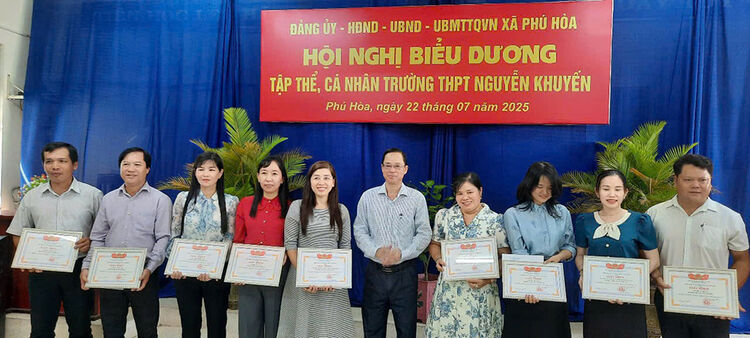 ឃុំ Phu Hoa សរសើរសមូហភាព និងបុគ្គលដែលមានស្នាដៃខ្ពស់ក្នុងការប្រឡងសញ្ញាបត្រមធ្យមសិក្សាទុតិយភូមិឆ្នាំ២០២៥